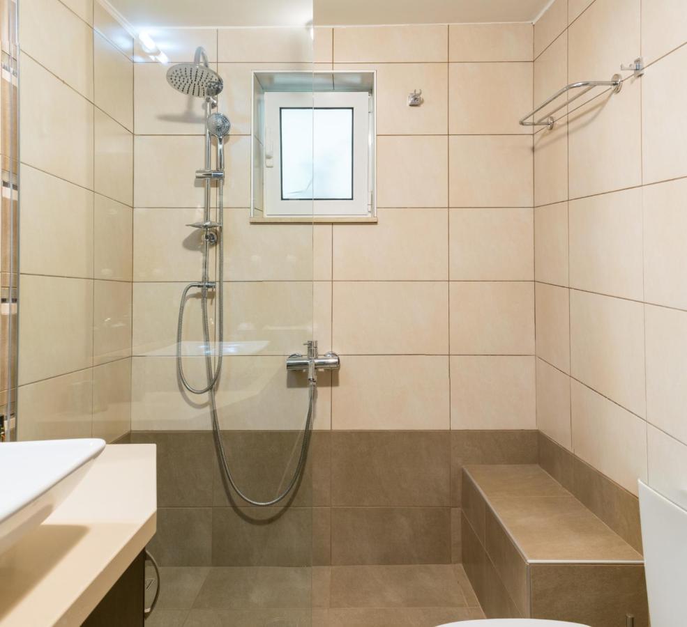 Blue Iris: Stylish Apartment Just 10 Minutes Walk From Old Town Chania Chania  Exterior foto